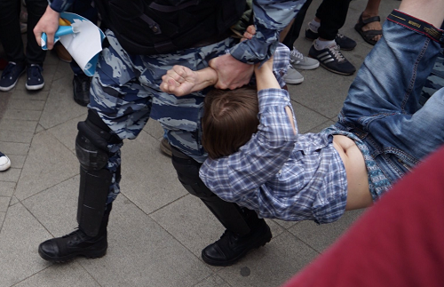 Задержание школьника на митинге 12 июня