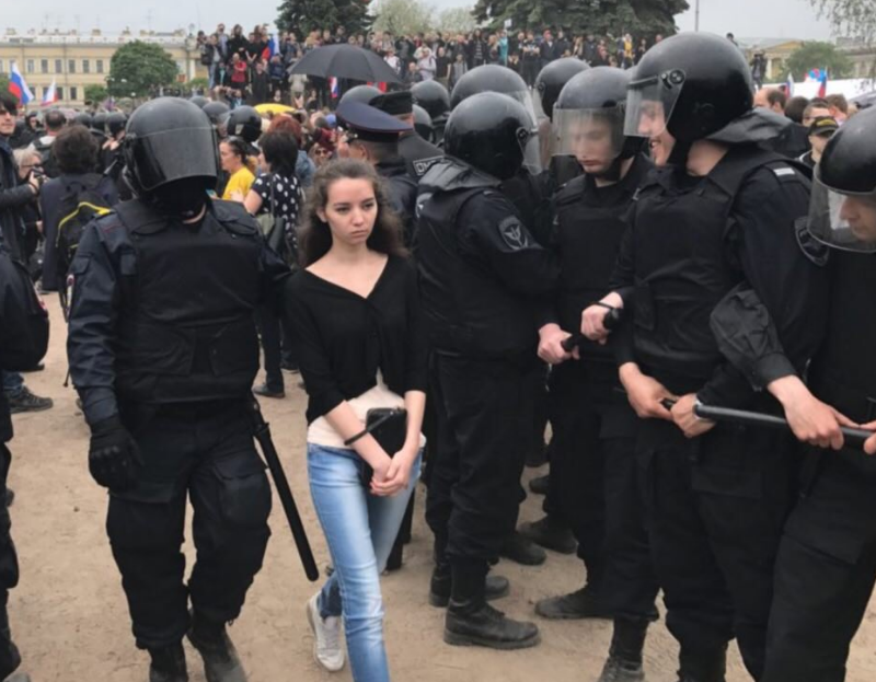 Девушку задерживают на митинге 12 июня