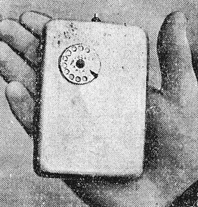 Куприянович демонстрирует телефон размером с ладонь